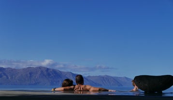 Njut av havsutsikten mot den arktiska kretsen från Geosea Sea Baths.