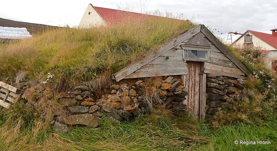 The turf outhouse at Steinkirkja farm in Fnj&oacute;skadalur valley