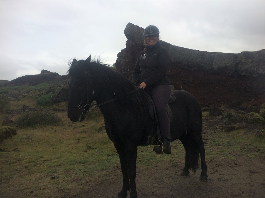 ガイドのサルカさんと相棒の馬