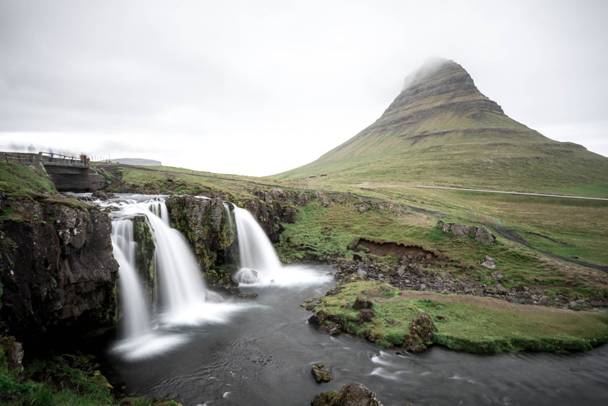 冰島五月中的教堂山kirkjufell