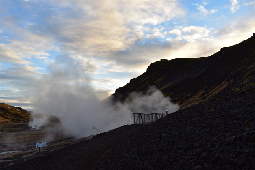 Brücke über heiße Quelle auf dem Wanderweg zu Reykjadalur