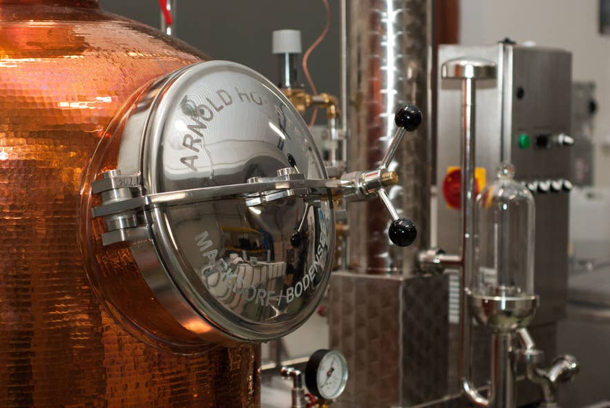 Distilleerapparatuur gebruikt bij de productie van IJslandse likeur en sterke drank, met traditionele methoden en moderne brouwtechnologie.