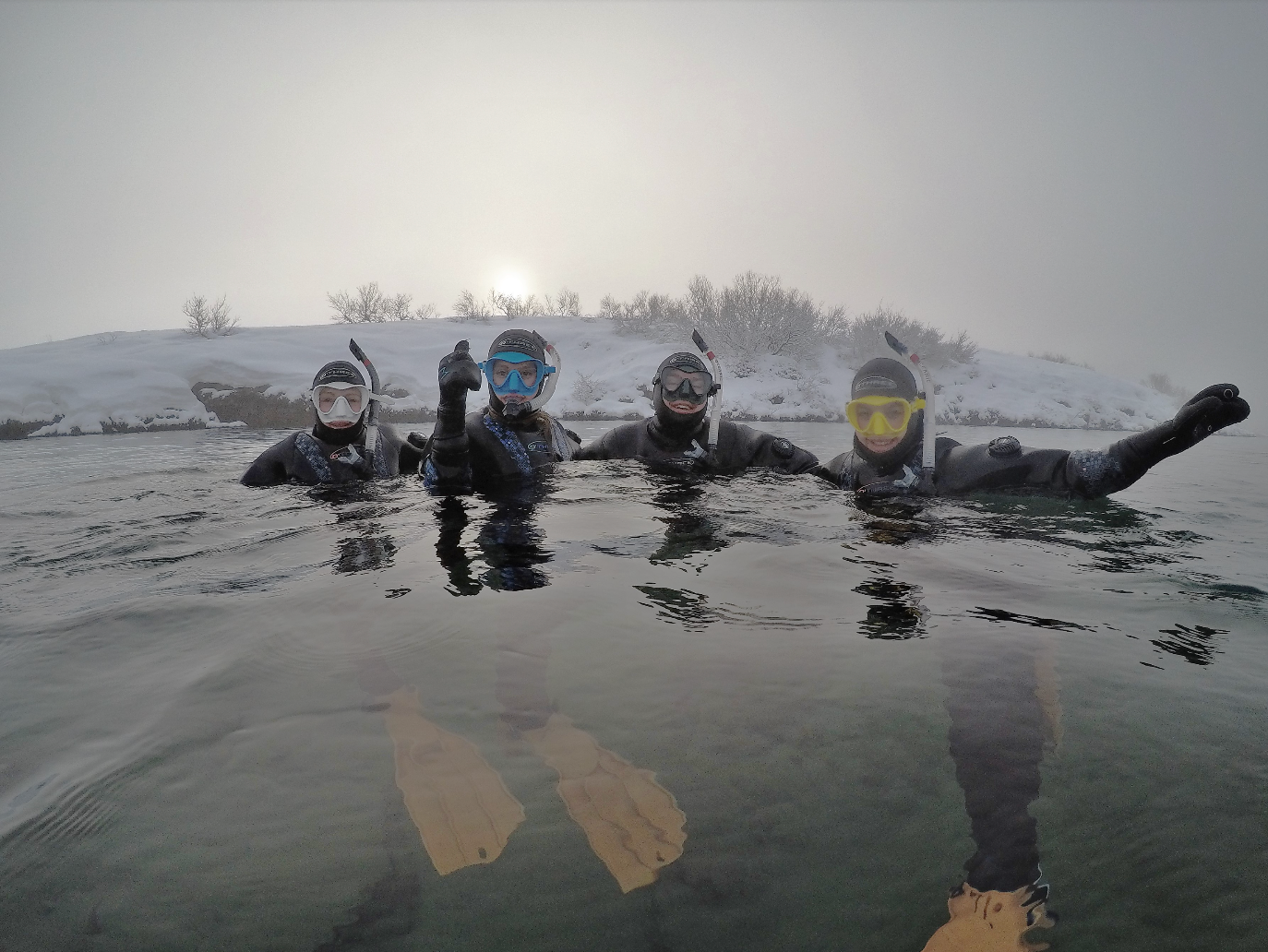 Niskie światło nadaje niesamowitej atmosfery snorkelingowi w szczelinie Silfra.