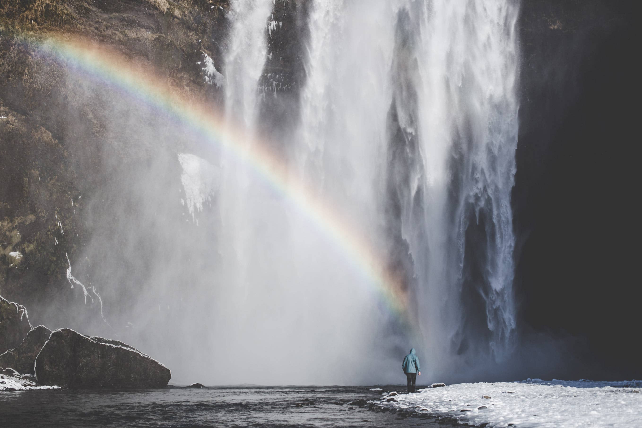 À la chute d'eau de Skógafoss, il est souvent possible de voir plusieurs chutes d'eau dans les embruns.