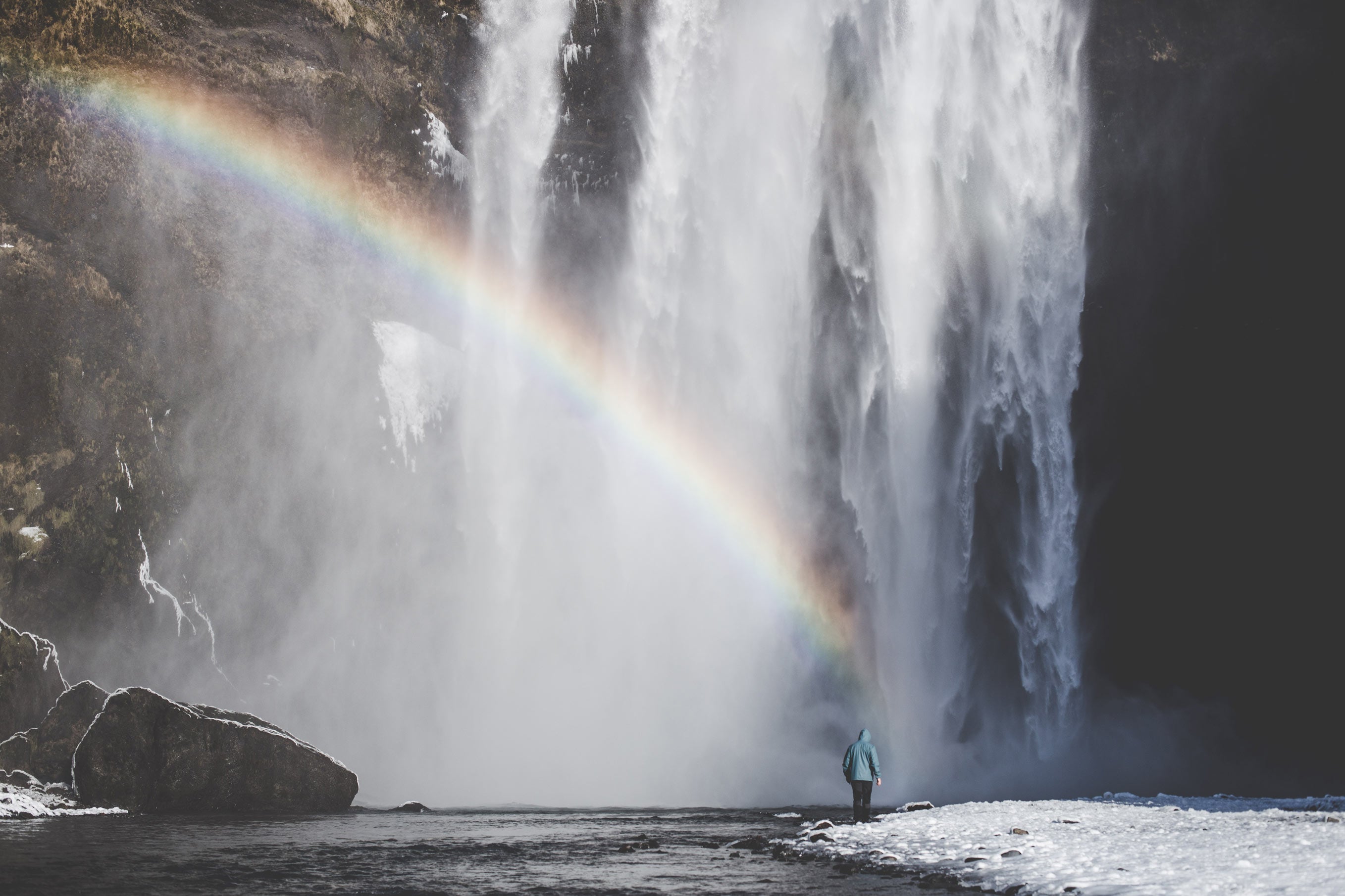 Am Skogafoss-Wasserfall kann man oft mehrere Kaskaden in der Gischt sehen.
