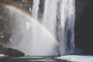 En la Cascada Skogafoss, es posible ver múltiples arcoíris en la neblina.