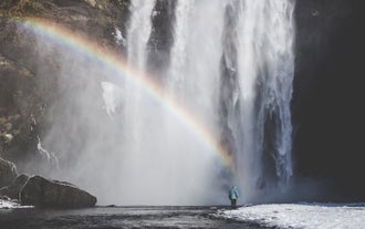 En la Cascada Skogafoss, es posible ver múltiples arcoíris en la neblina.