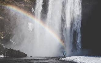 Vid Skógafoss vattenfall är det ofta möjligt att se flera vattenfall i vattendimman.