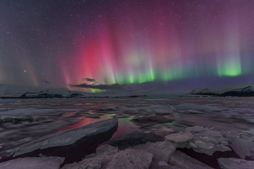 Les magnifiques aurores au-dessus du lagon glaciaire dans le sud de l'Islande en hiver.