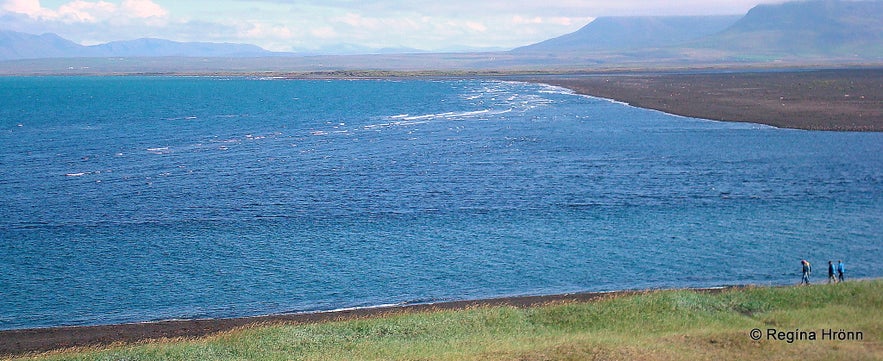 People on the trail leading to Hvítserkur