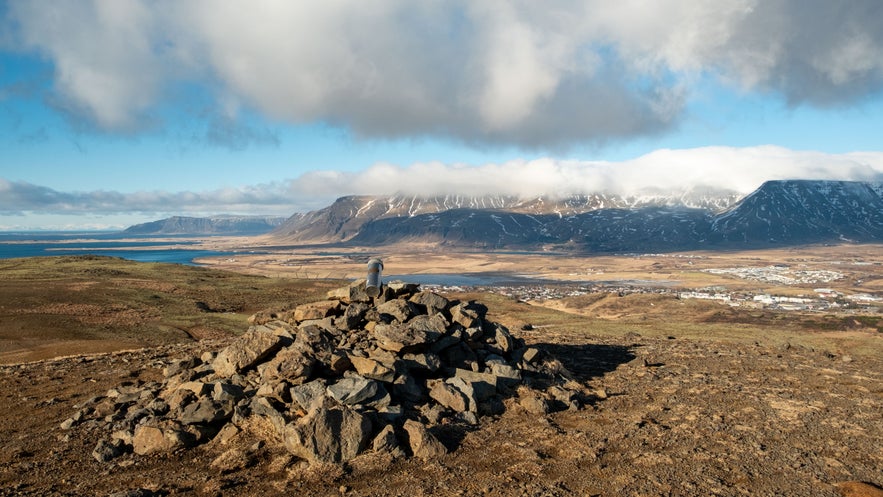 Blick vom Úlfarsfell zum Gebirgszug Esja