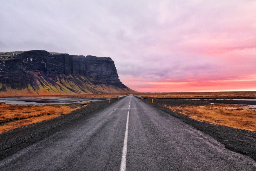 ¿Viajar en coche de alquiler o en excursión organizada?