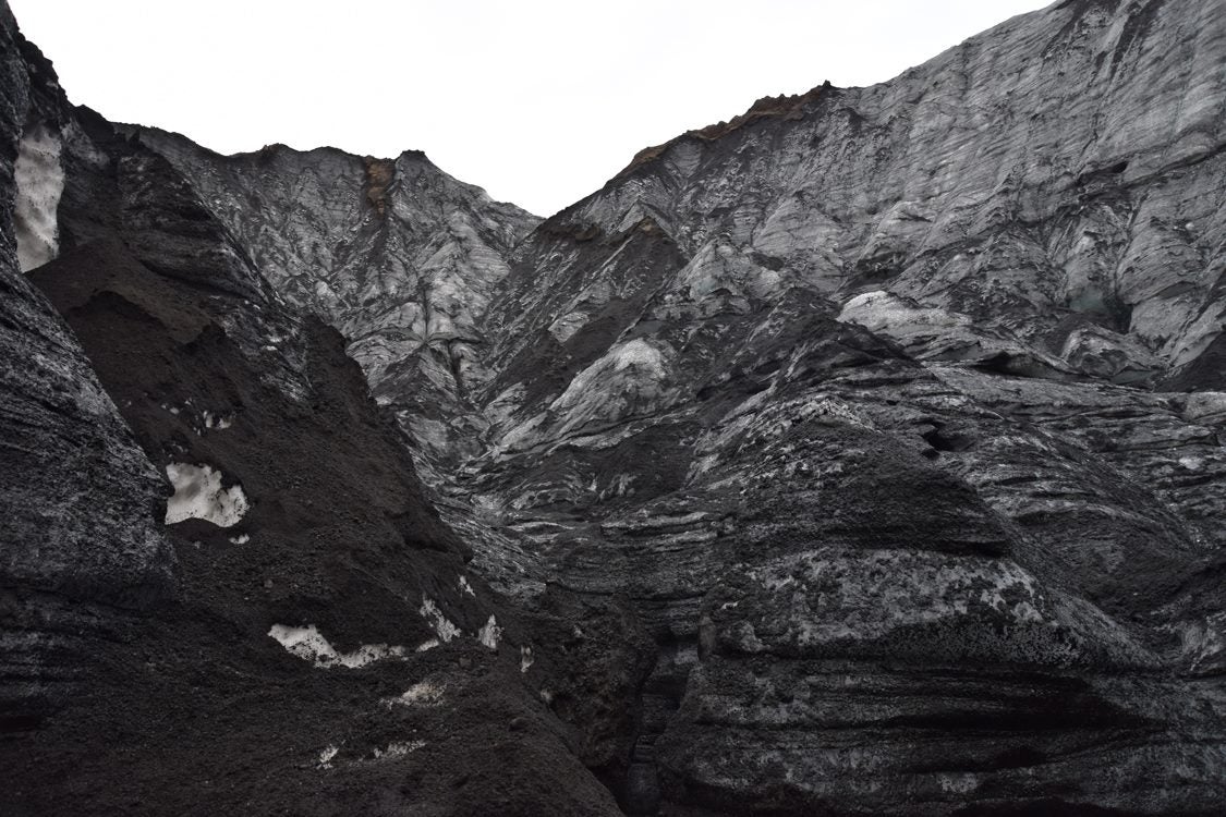 ミールダルスヨークトル氷河の黒い氷の洞窟探検