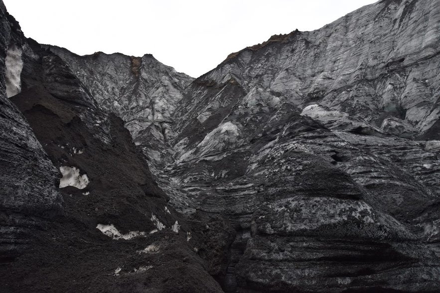 ミールダルスヨークトル氷河にある氷河の洞窟にて