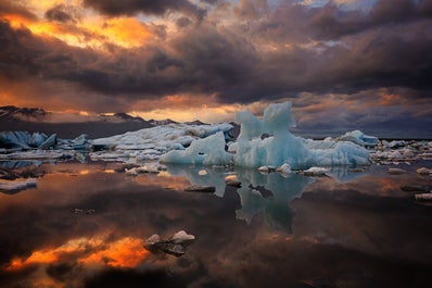 Det er fortsatt mange isfjell i brelagunen Jökulsárlón om sommeren, selv om de er mindre.