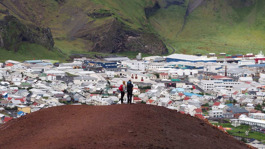 登顶Eldfell火山可以鸟瞰赫马岛小镇