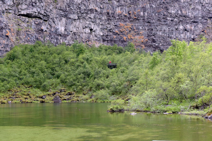 Blick über den See am Ende der Schlucht