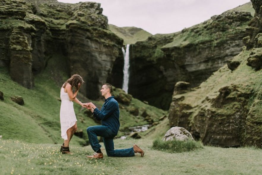 Une demande en mariage devant la cascade islandaise.