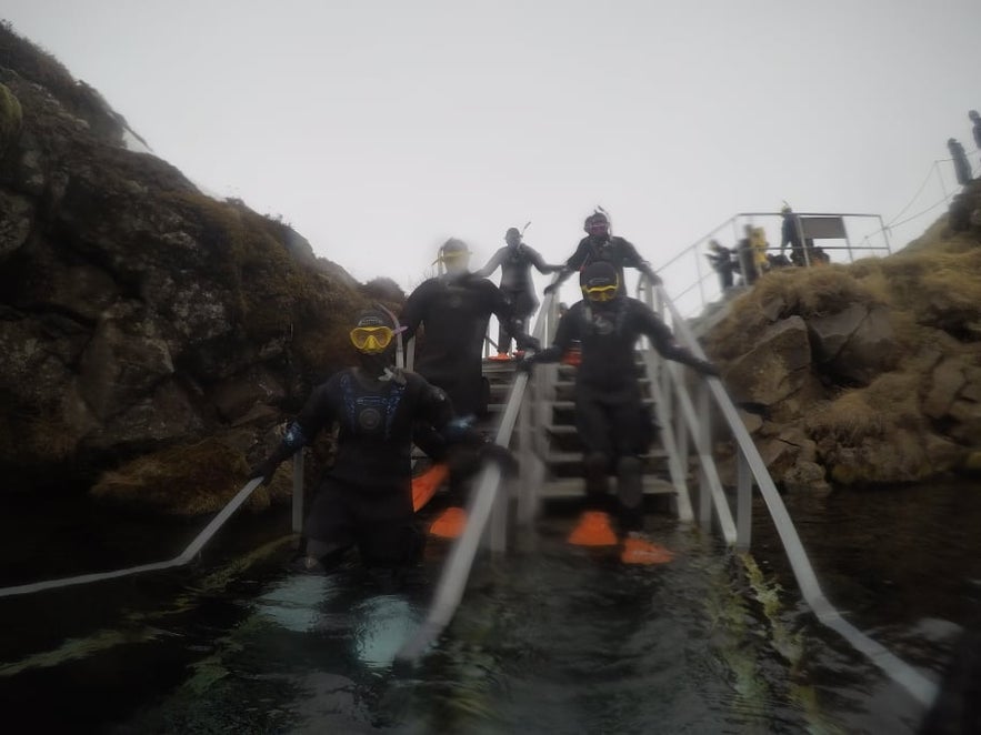 Treppen in das Gletscherwasser der Silfra