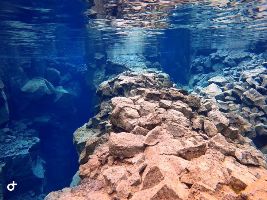 Kristallklares Wasser in der Silfra Spalte in Island bei Þingvellir