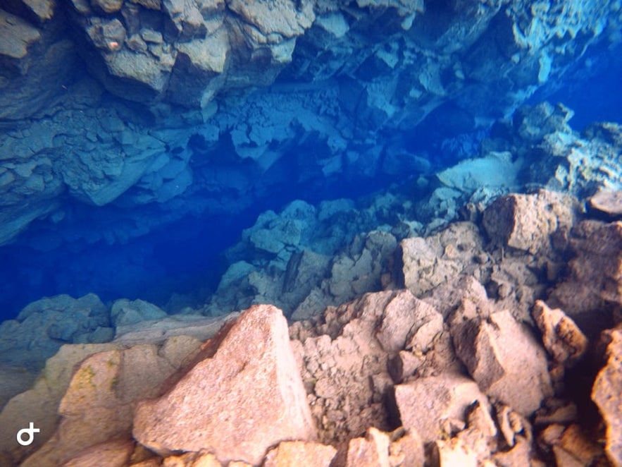 Schmelzwasser des Langjökull Gletschers in der Silfra Spalte