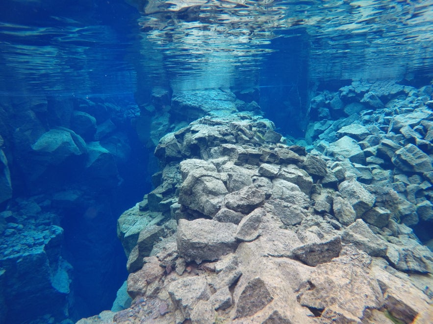 Голубая ледниковая вода разлома Сильфра в Исландии