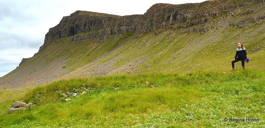 Regína standing by the ruins of the farm at Sjöundá Rauðasandur