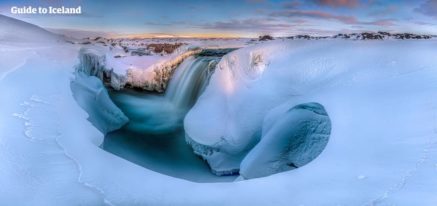 Diese nördlichen Wasserfälle kannst du ganz schnell besuchen, wenn du eine Tour bei Guide to Iceland buchst.