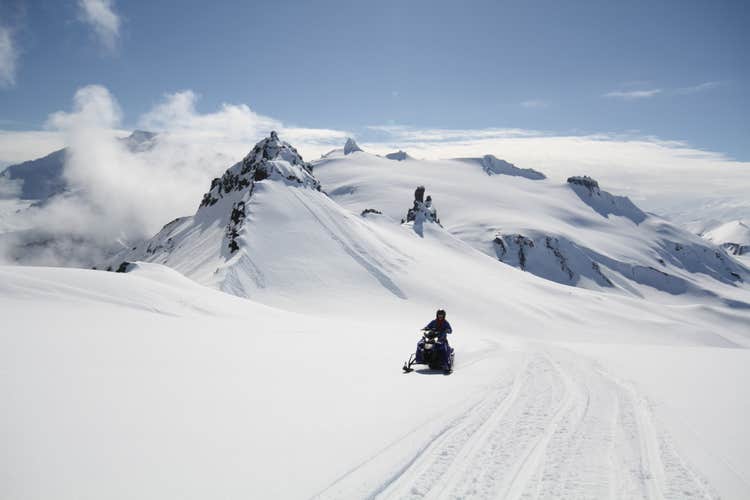 Der Vatnajökull-Gletscher bietet riesige Schneefelder, die sich perfekt zum Schneemobilfahren eignen.