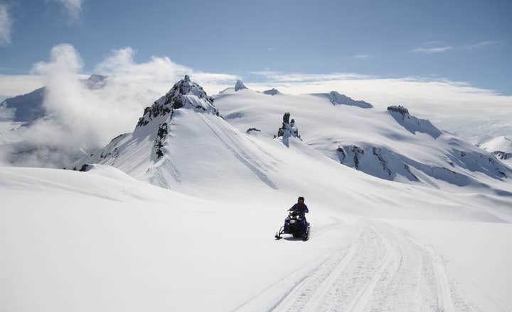 Lodowiec Vatnajokull charakteryzuje się rozległymi, zaśnieżonymi polami, idealnymi do jazdy na skuterach śnieżnych.
