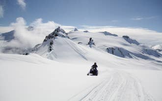 De Vatnajökullgletsjer biedt uitgestrekte sneeuwvelden die perfect zijn om te sneeuwscooteren.