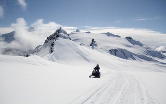 Der Vatnajökull-Gletscher bietet riesige Schneefelder, die sich perfekt zum Schneemobilfahren eignen.