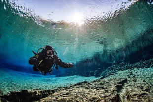 Omdat het water vrijwel nergens ter wereld zo helder is als in de kloof Silfra, is het een fantastische plek om te duiken.