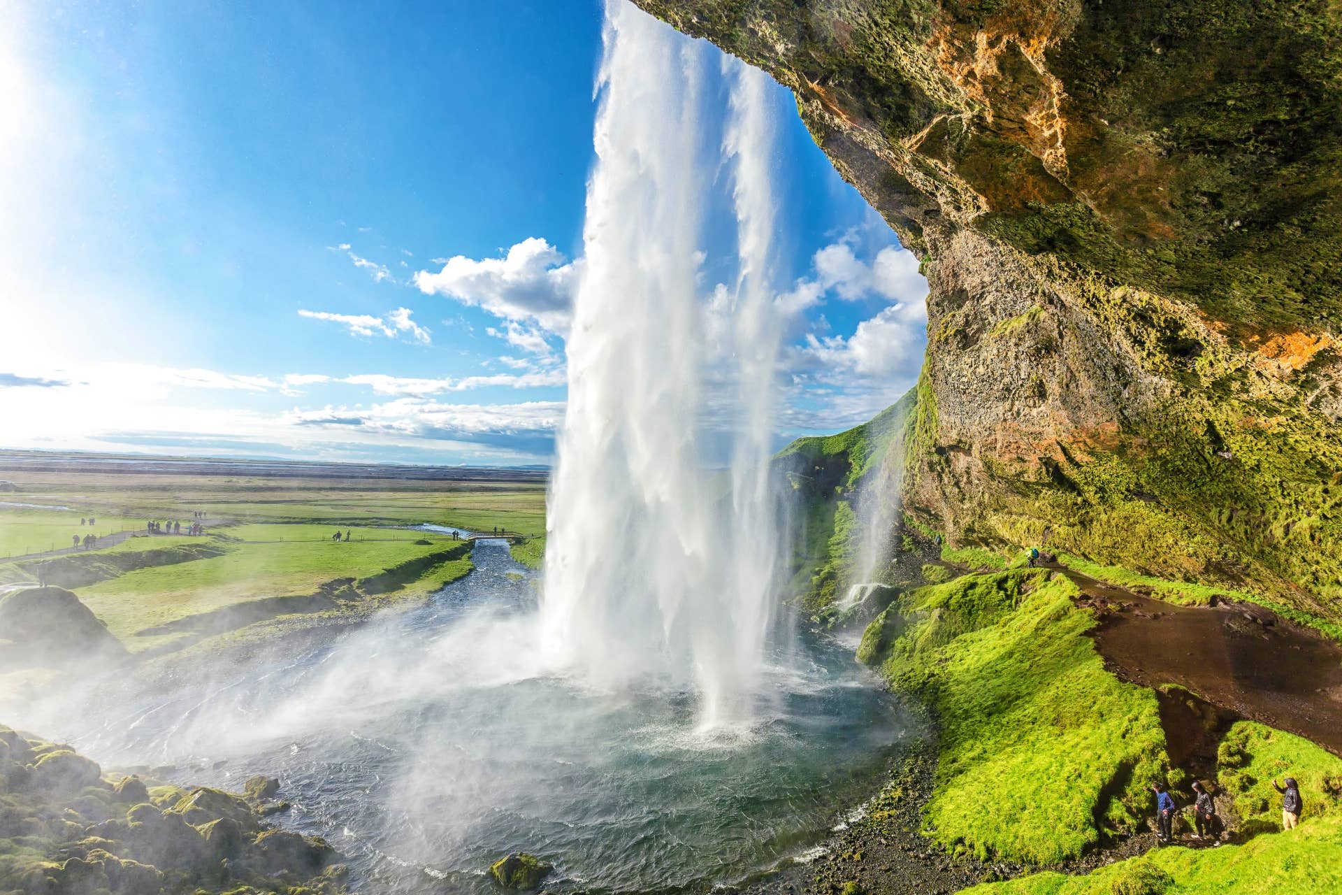 De Seljalandsfoss stort naar beneden voor de achtergelegen grot.