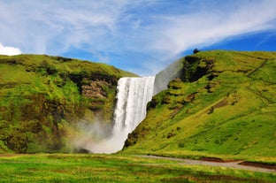 Cascade de Skógafoss sur la côte sud de l'Islande, une destination prisée des visiteurs en Islande.