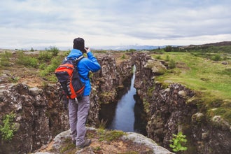 Observa el poder de la tierra en el Parque Nacional Thingvellir, donde puedes ver la evidencia de la separación de las placas euroasiáticas y norteamericanas.