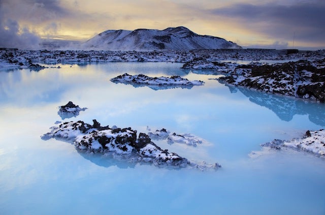 被雪包围的冰岛蓝湖温泉