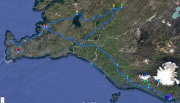 Mapa przedstawiająca przystanki w trakcie zimowych wakacji na Islandii, w tym trasę Złotego Kręgu, południowe wybrzeże i słynne na całym świecie spa Błękitna Laguna.
