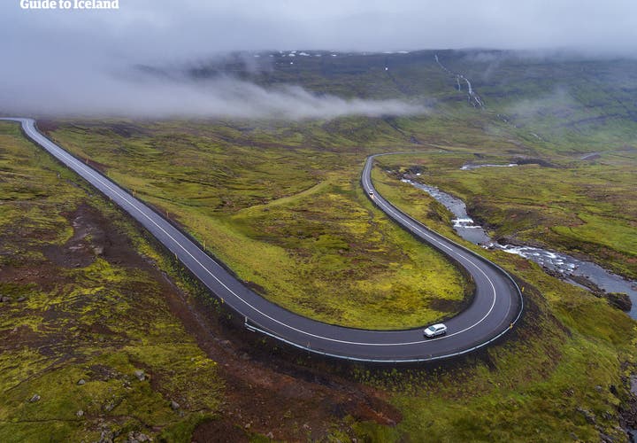Autofahren auf Islands malerischen Straßen.