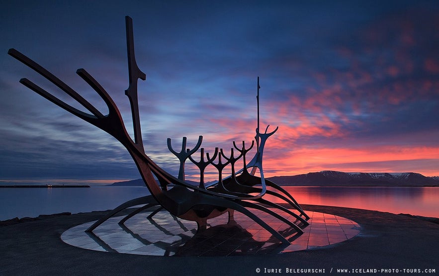 Le Sun Voyager baigné par la lumière du soleil de minuit à Reykjavík.