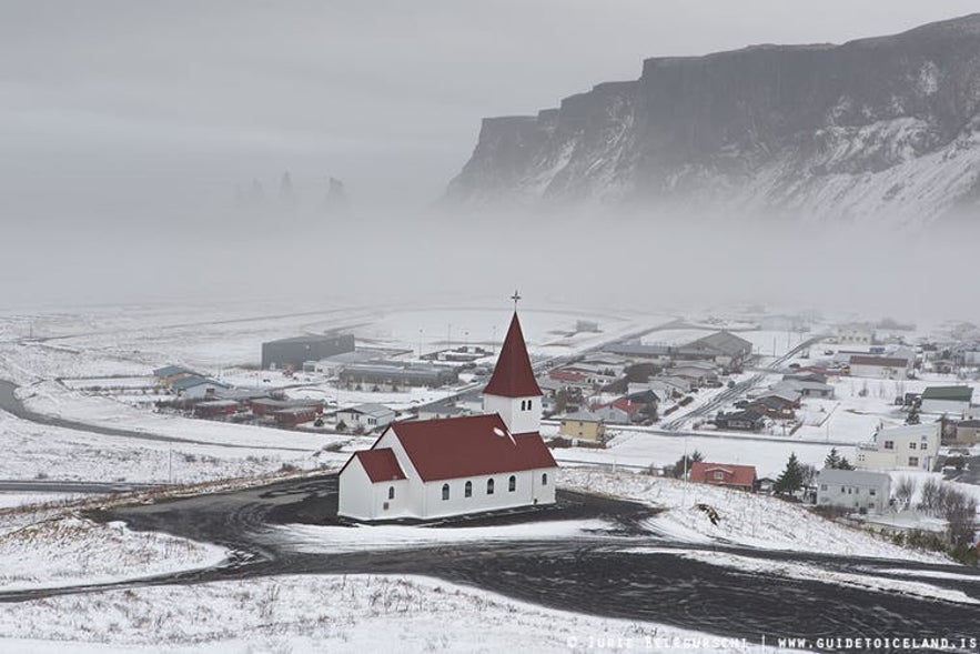 Vinterlandskab ved byen Vík i Sydisland