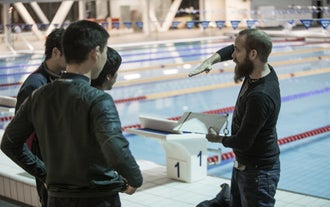 Le cours PADI Plongeur en Combinaison Étanche comprend une session confinée en piscine.