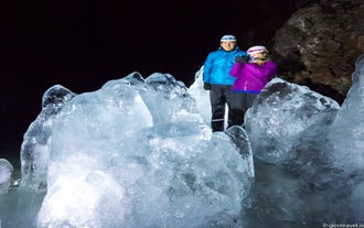 Émerveillez-vous devant les anciennes formations de glace dans la grotte, un monde gelé préservé depuis plus de 3000 ans, révélant un monde perdu de glace et de magie.