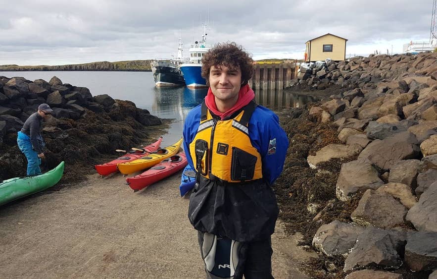 Guide to Iceland的Mike准备进行皮划艇探险。