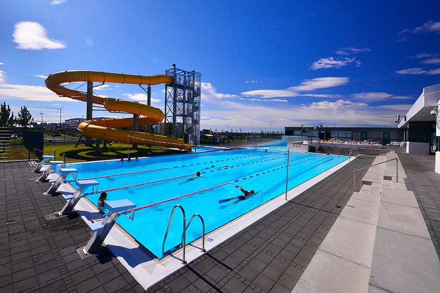 The swimming pool in Alftanes in good weather