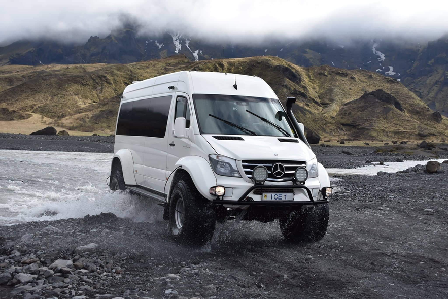 Superjeep beim Überqueren eines seichten Flusses in Thorsmörk.