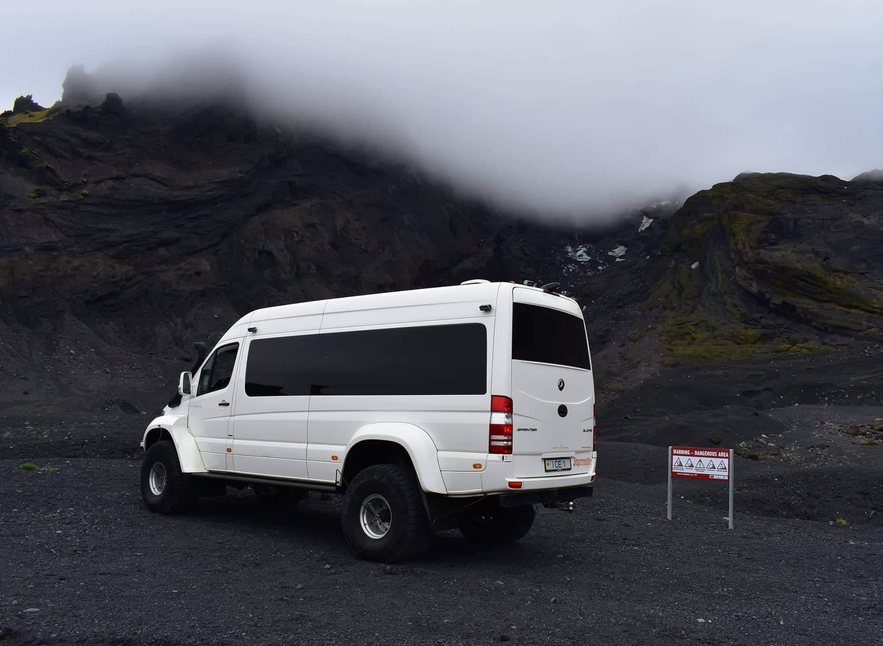 Superjeep vor dem Gigjökull Gletscher.