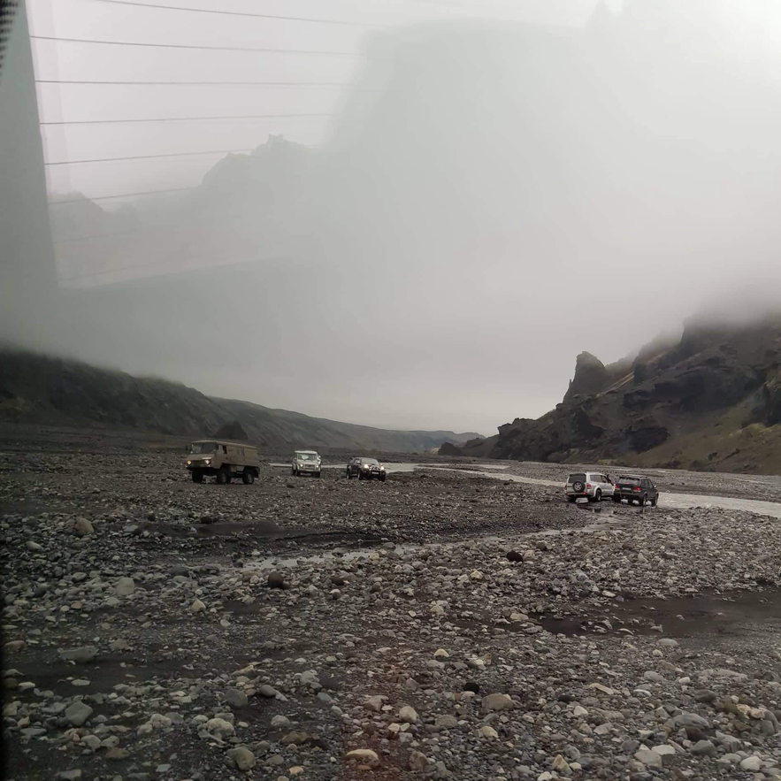 Ansammlung von Jeeps bei dem Fluss Krossa.