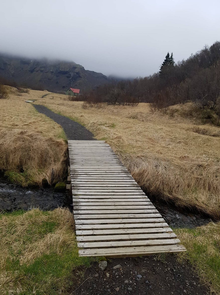 Eine kleine Holzbrücke auf der Wanderung nach Husadalur.