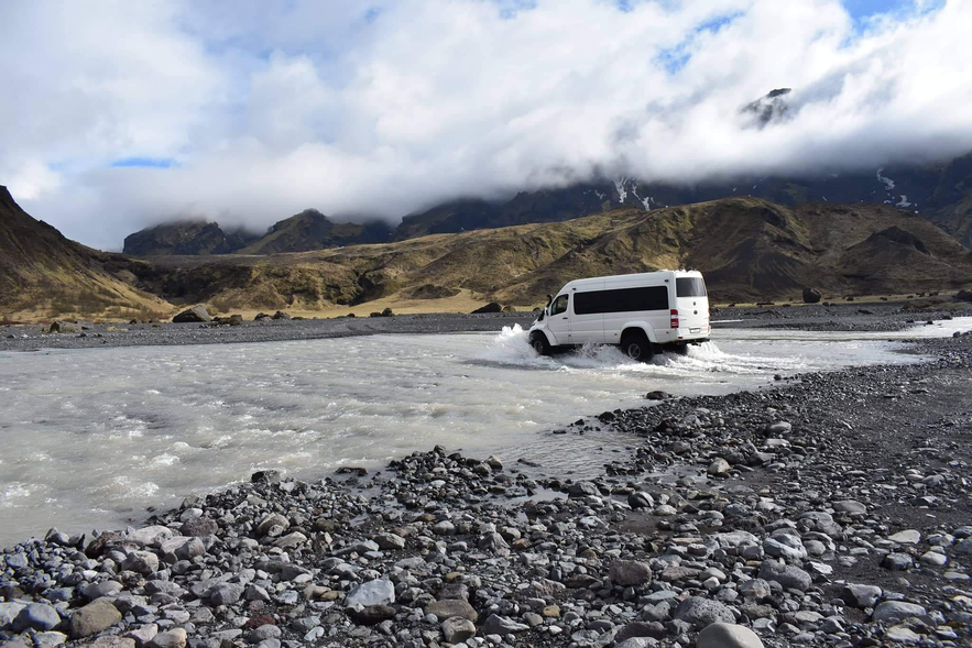 Unser Guide überquert den Fluss nochmal um uns die Chance zu geben ein gutes Foto zu ergattern.